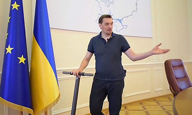 “Можна вільно кататися на самокаті“: Гончарук хоче відкрити доступ до Кабміну - today.ua