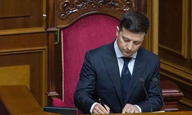 Зеленский подписал закон об импичменте: кто и как сможет уволить президента  - today.ua