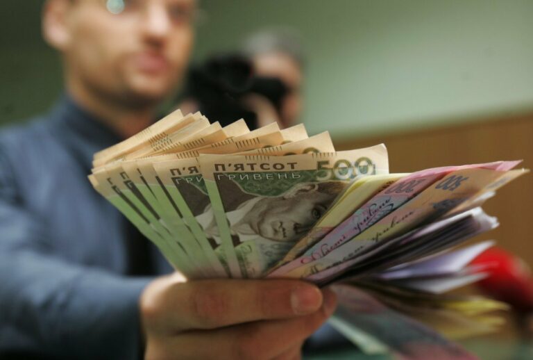 Українцям масово не платять зарплати: у кого ростуть борги - today.ua