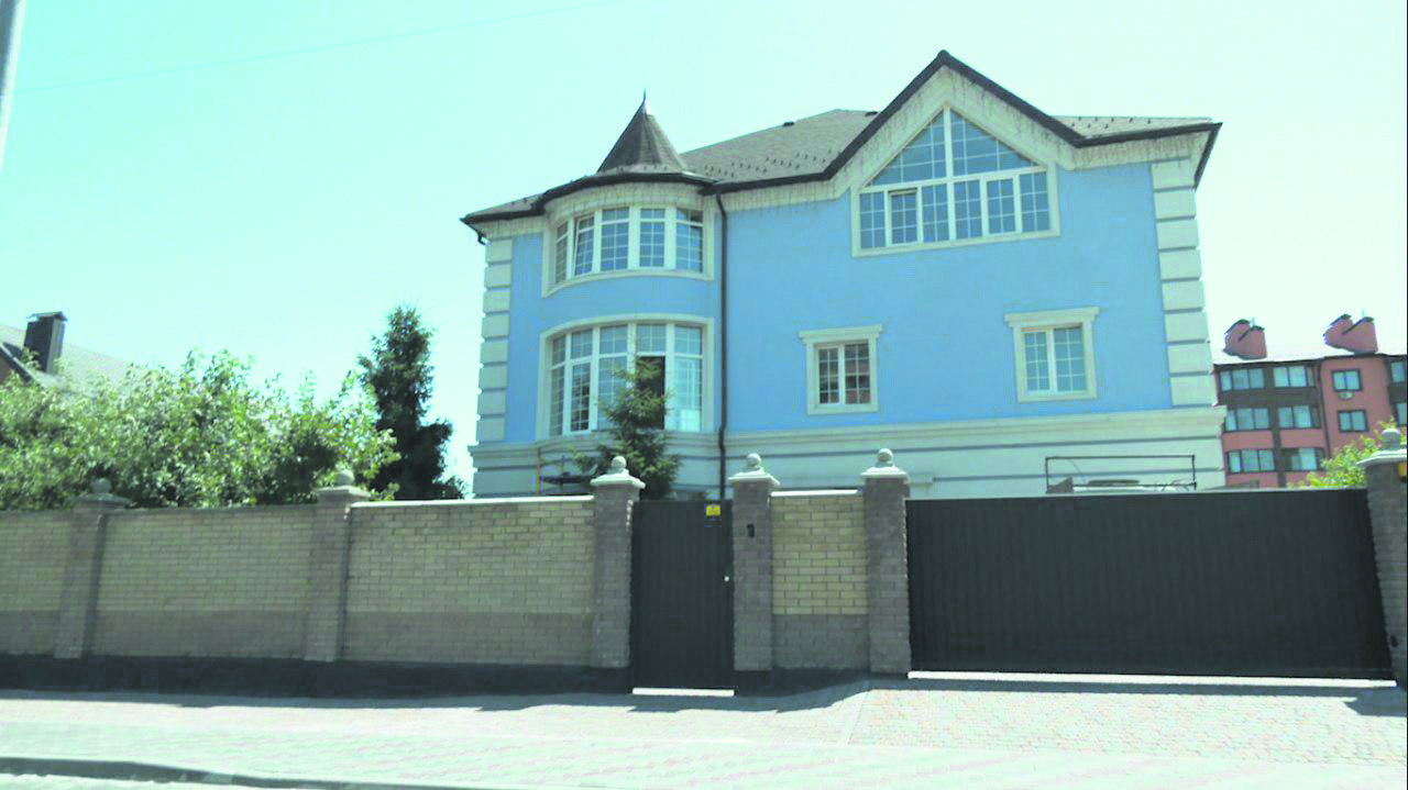 Большое озеро и Tesla во дворе: где и как живет спикер Разумков