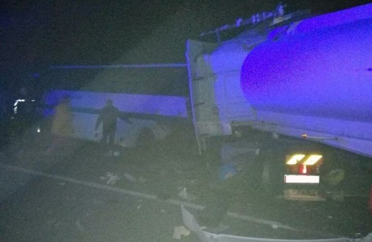 Під Житомиром вантажівка з цистерною врізалася в автобус: загинуло 9 осіб  - today.ua
