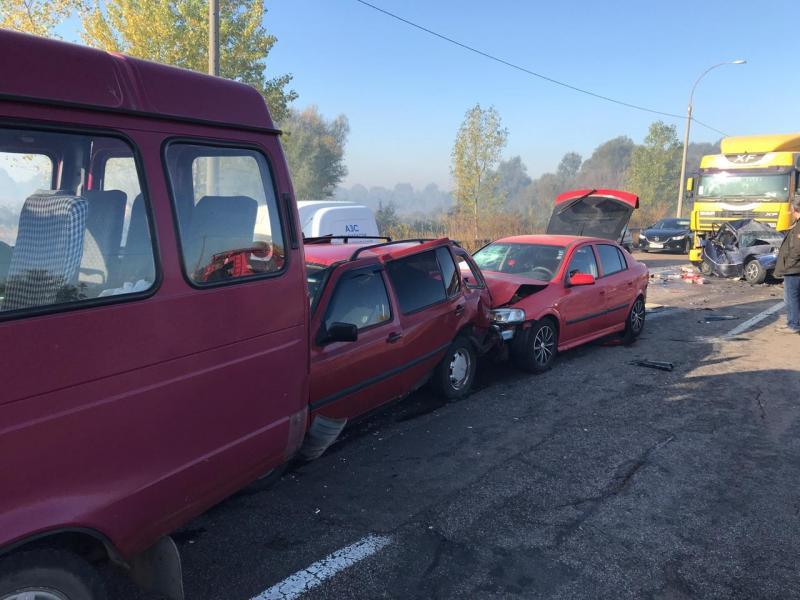 У ДТП під Києвом розбилися дев'ять машин: є загиблий (відео)