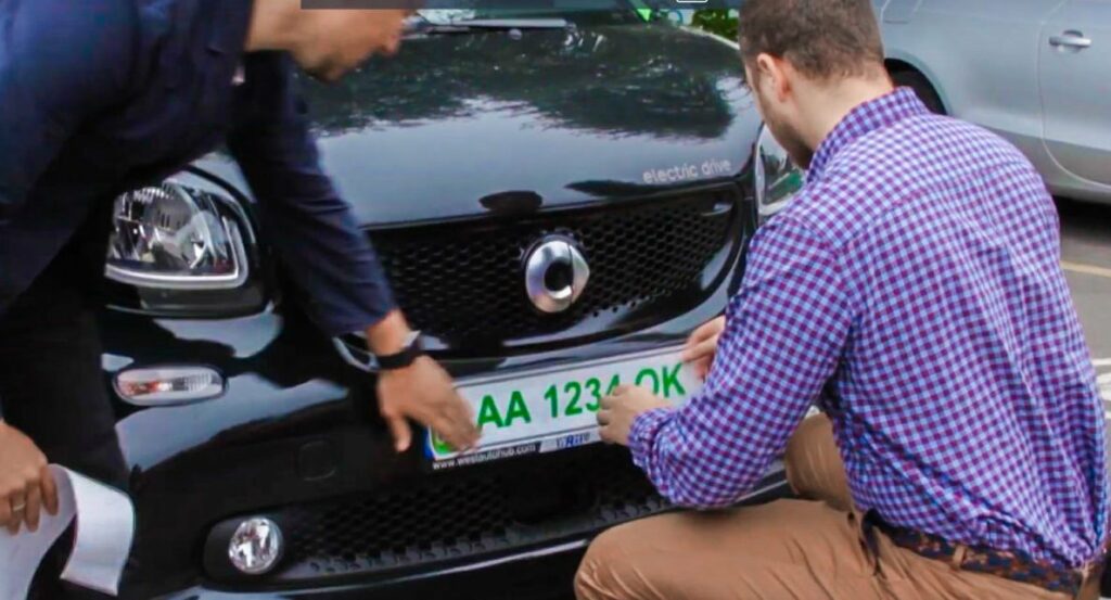 “Зеленые номера и отдельная полоса“: какие нововведения подготовили для владельцев электромобилей 