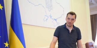 “Ви в школу, а я на роботу“: новий прем'єр Гончарук на самокаті привітав школярів з 1 вересня  - today.ua