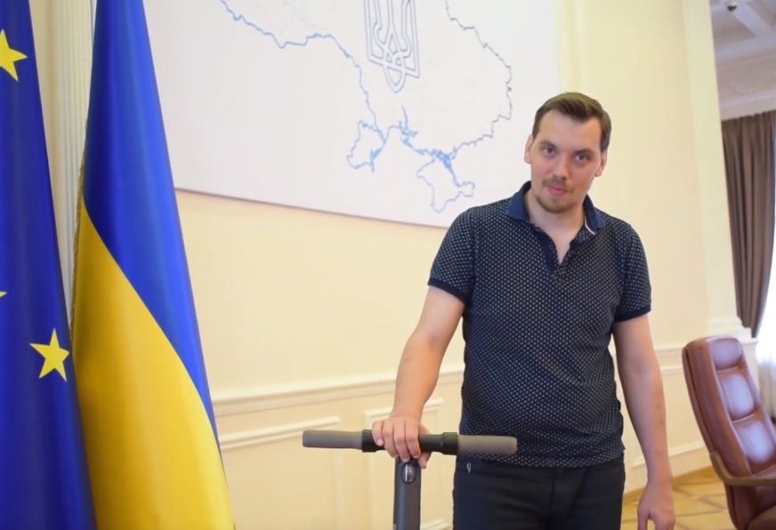 "Вы в школу, а я на работу": новый премьер Гончарук на самокате поздравил школьников с 1 сентября