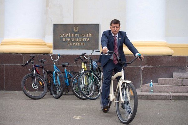 “Мені не дозволяють“: Зеленський розповів, чому не їздить на роботу на велосипеді  - today.ua