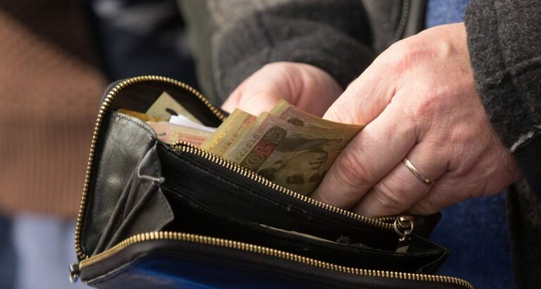 Украинцам пересчитают зарплаты: кто получит надбавки - today.ua