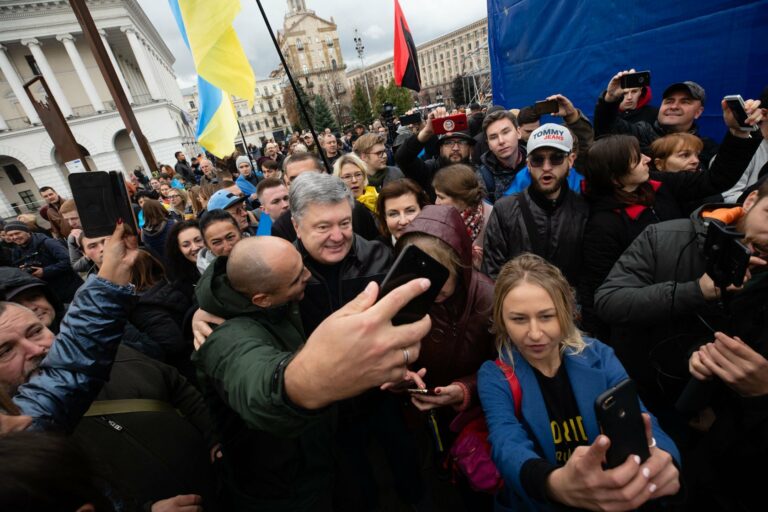 Таксист відмовився везти Петра Порошенка з Майдану - today.ua