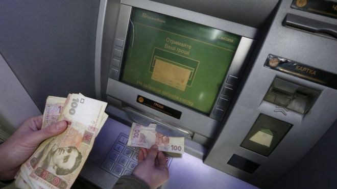 ПриватБанк ошукує клієнтів через банкомати - today.ua