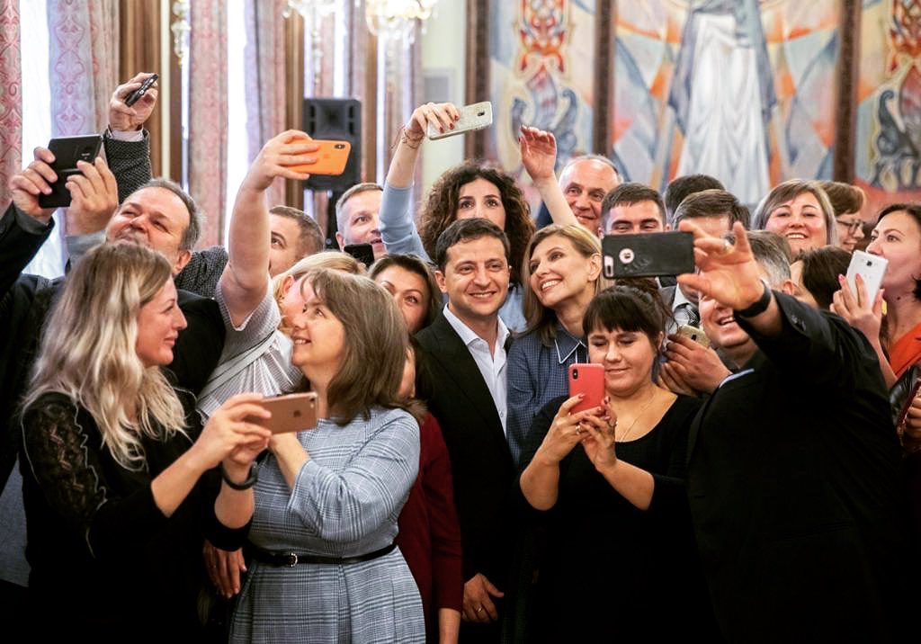 Подарували шанс на щасливе майбутнє: Олена Зеленська зустрілась з українцями, які всиновили дітей - today.ua