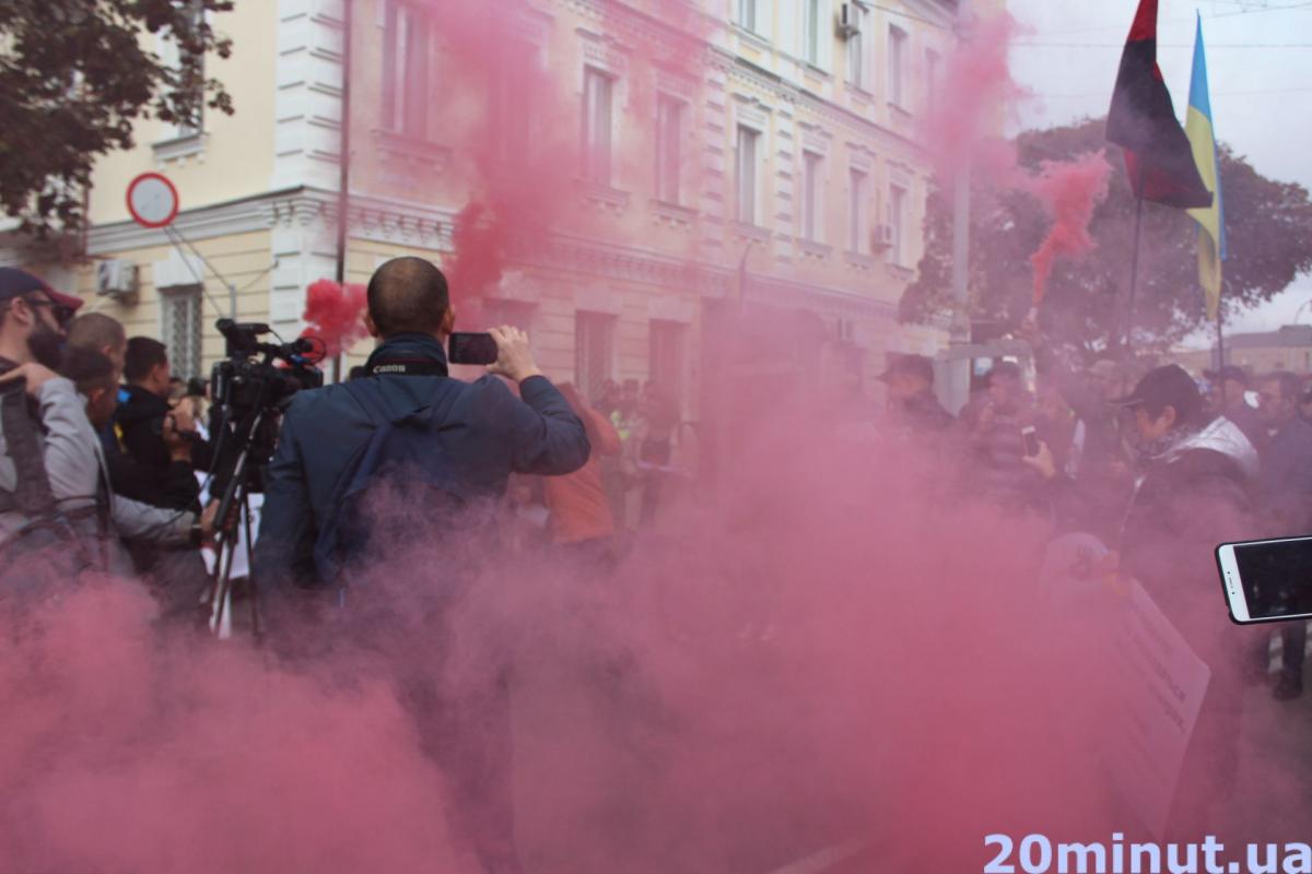 Фаєри і прапори УПА: у Житомирі Зеленського зустріли одразу двома акціями протесту
