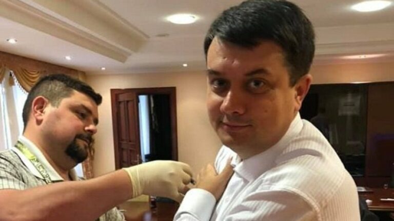 Вакцинация на рабочем месте: Разумков и другие “слуги народа“ публично сделали прививку - today.ua