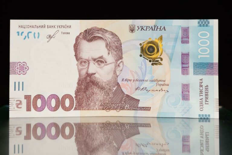 “Видели только по телевизору“: банкиры опасаются подделок новой банкноты в 1000 грн - today.ua