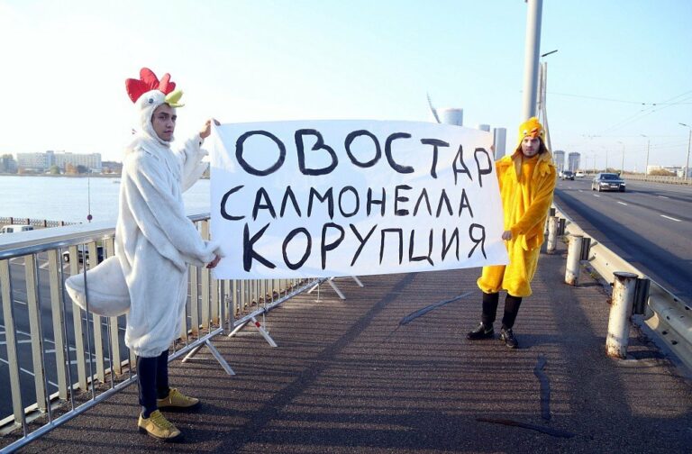“Овостар, сальмонелла, коррупция“: в Риге Зеленского встретили протестами против украинских яиц - today.ua