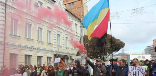 Фаєри і прапори УПА: у Житомирі Зеленського зустріли одразу двома акціями протесту - today.ua