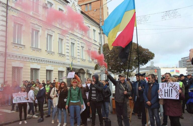 Файеры и флаги УПА: в Житомире Зеленского встретили сразу двумя акциями протеста - today.ua