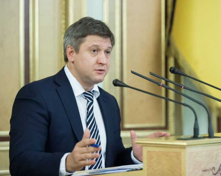 “Українцям треба хвилюватися“: ПриватБанк причетний до відставки Данилюка - today.ua