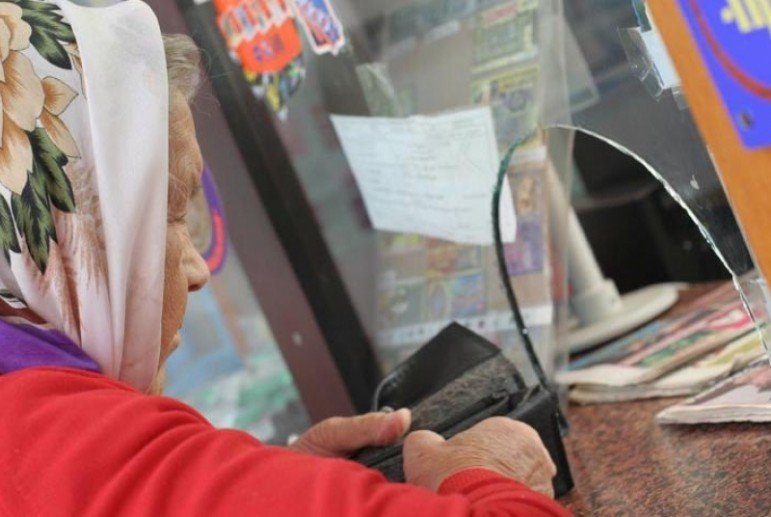 Пенсіонерів примушують повертати гроші: що відбувається