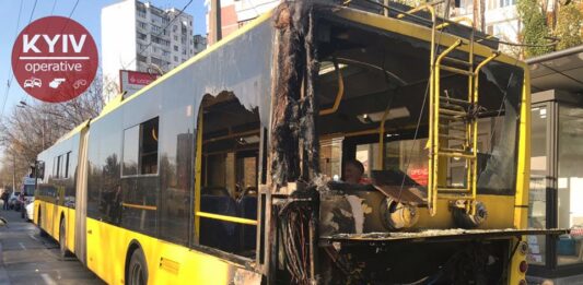 У Києві на ходу загорівся тролейбус з пасажирами (фото, відео)  - today.ua