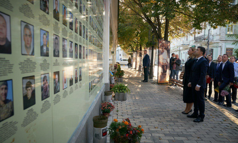 Владимир и Елена Зеленские почтили память погибших защитников Украины  - today.ua