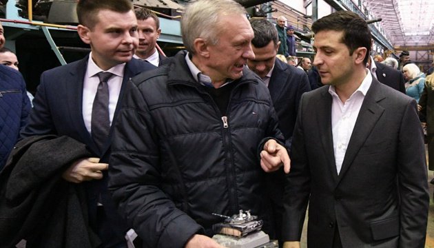 “Ви знущаєтесь з людей”: Зеленський обурився низькими зарплатами на харківському заводі - today.ua