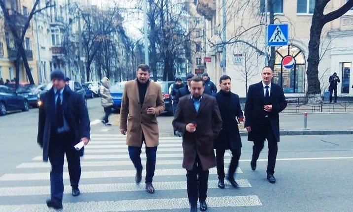 З кавою і охоронцями: журналісти “підловили“ Зеленського, що прогулювався по Києву - today.ua