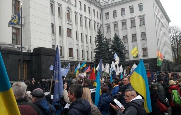Пошли на штурм Банковой: активисты требуют, чтобы их услышал Зеленский - today.ua