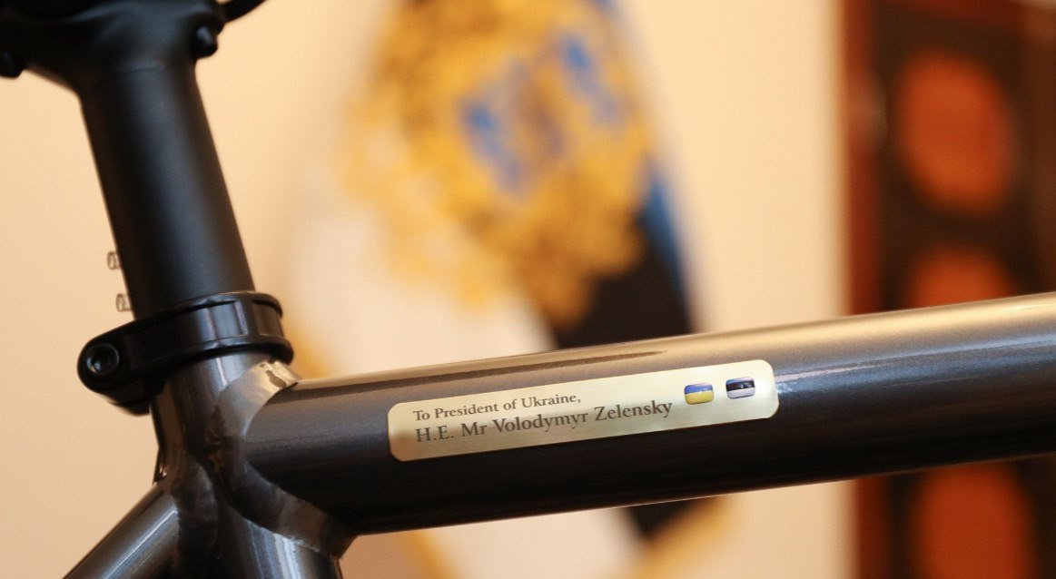 “Смотрели сериал, подготовились“: президент Эстонии подарила Зеленскому велосипед