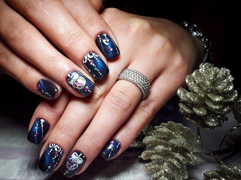 Маникюр на новогодний корпоратив: лучшие идеи для нейл-арта