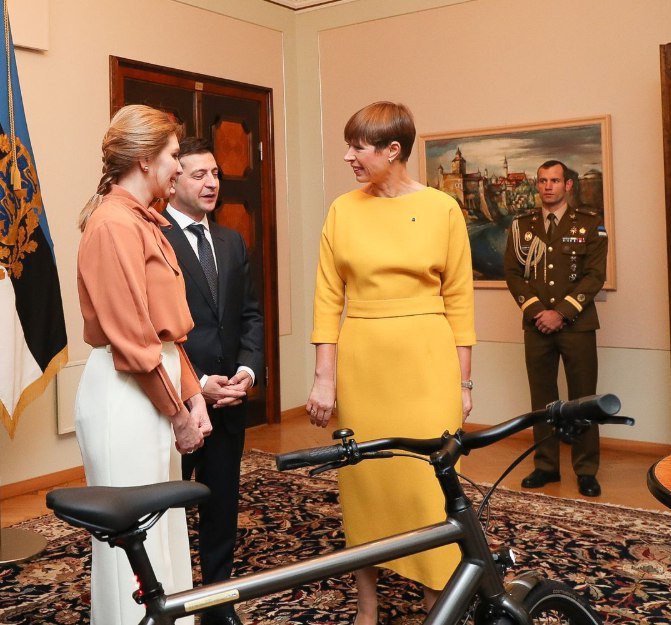 “Смотрели сериал, подготовились“: президент Эстонии подарила Зеленскому велосипед