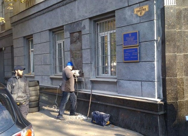 В Одессе снесли барельеф украинофоба Жукова: появились фото и видео - today.ua