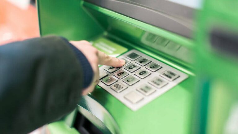 ПриватБанк завищує вартість послуг: як клієнти платять потрійну комісію  - today.ua