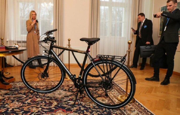 “Смотрели сериал, подготовились“: президент Эстонии подарила Зеленскому велосипед - today.ua