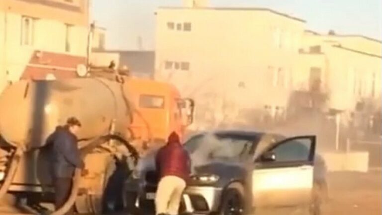 Эпическое видео: в России загоревшийся BMW X6 потушили дерьмом - today.ua