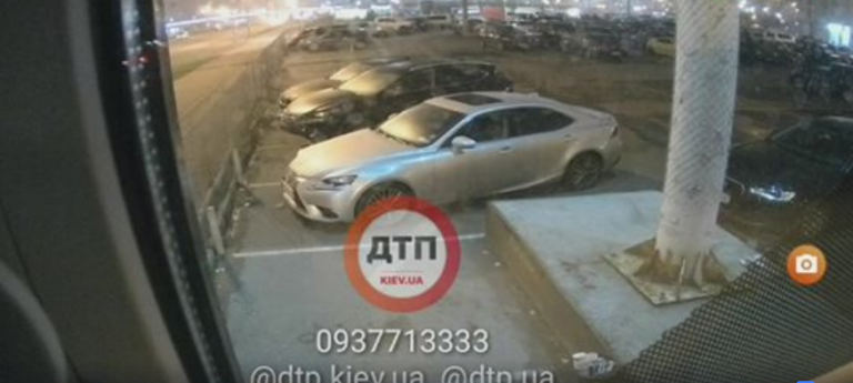 Lexus раздавил пешеходов: Момент страшной аварии на Осокорках в Киеве попал на видео  - today.ua