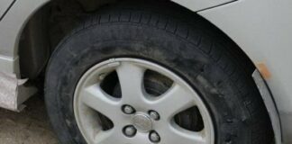 Два простых способа отремонтировать проколотое колесо на дороге - today.ua