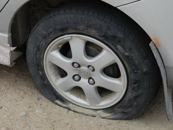 Два простых способа отремонтировать проколотое колесо на дороге - today.ua