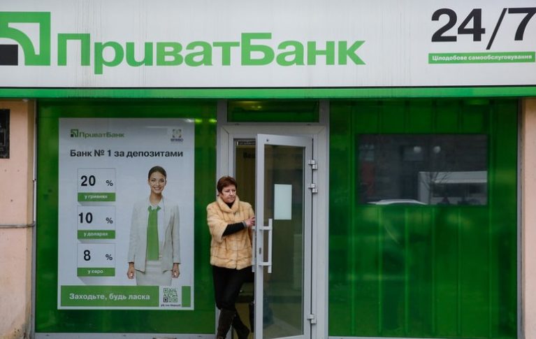 ПриватБанк вішає на українців борги
