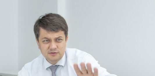 Українці розкритикували ініціативу Разумкова щодо підвищення зарплат нардепам: в соцмережах назрів скандал - today.ua