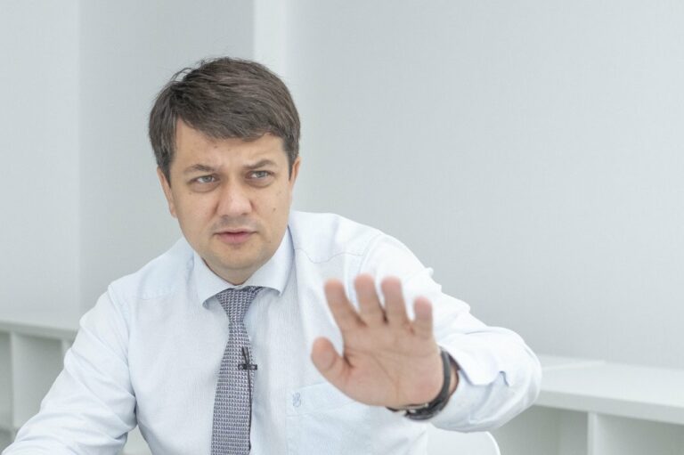 Українці розкритикували ініціативу Разумкова щодо підвищення зарплат нардепам: в соцмережах назрів скандал - today.ua