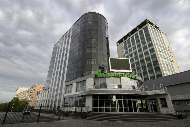 ПриватБанк зарабатывает на долгах клиентов: чего стоит опасаться  - today.ua
