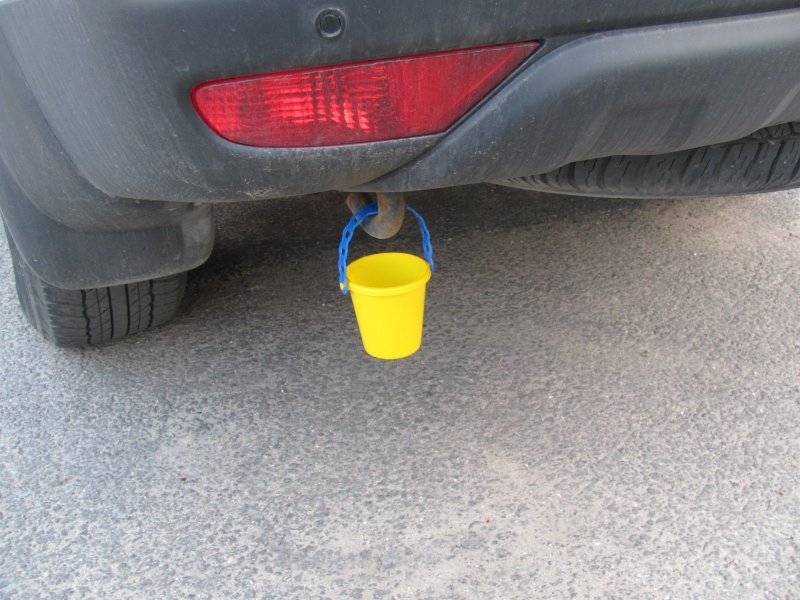 Зачем автомобилисты вешают ведерко под бампер