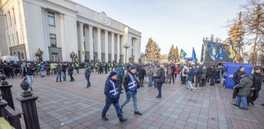 Понад три десятка постраждалих: відомі подробиці щодо вчорашніх сутичок під Радою - today.ua