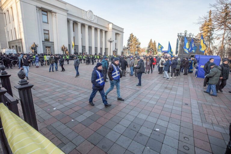 Более трех десятков пострадавших: известны подробности о вчерашних столкновениях под Радой - today.ua