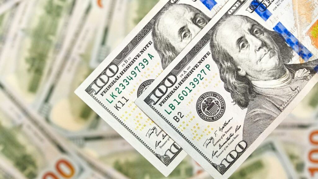 Появилась информация из США, что будет с долларом в ближайшее время: как спасти сбережения