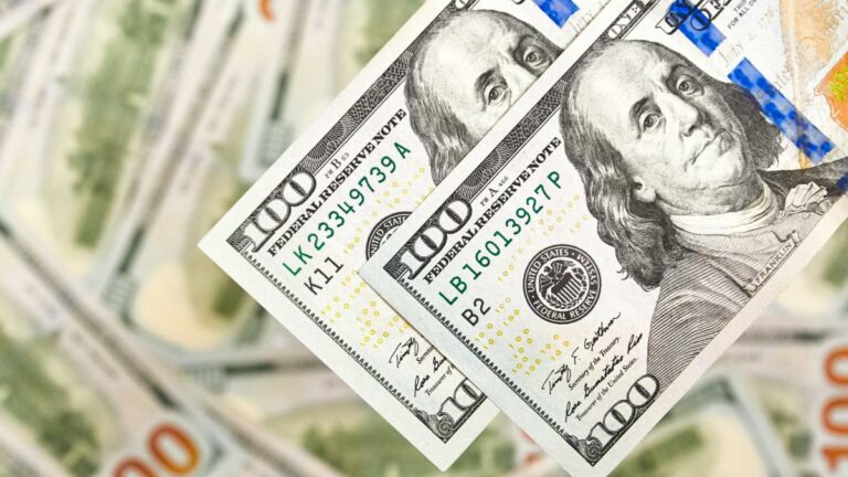 Новый антирекорд: Нацбанк озвучил курс доллара на 26 декабря - today.ua