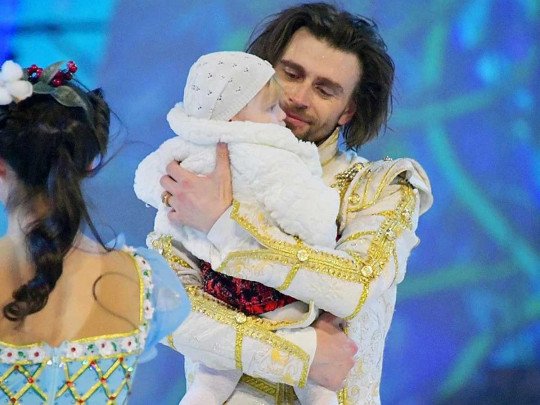 Плакал весь зал: Муж Анастасии Заворотнюк вынес годовалую дочь Милу на лед