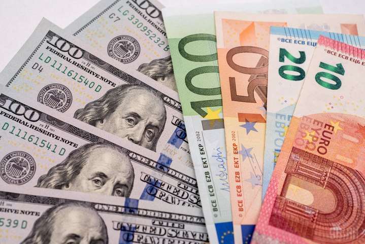 Курс долара продовжує падати: валюта подешевшала одразу на 15 копійок - today.ua