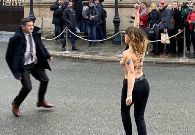 “Ласкаво просимо, військовий злочинець!“: у Парижі Путіна зустрічали оголені активістки Femen - today.ua