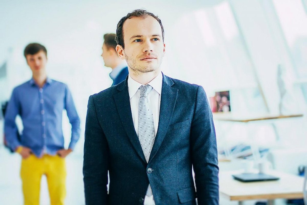 Міністр вимагає підвищити зарплату до 80 тис. грн та шантажує звільненням